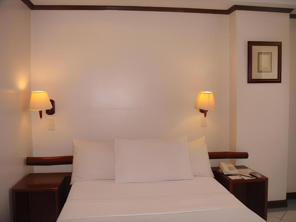 Soledad Suites Panglao-stad Buitenkant foto