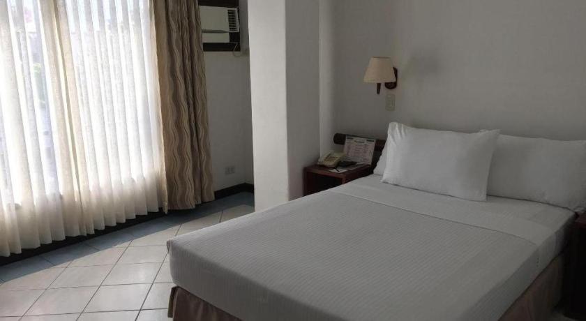 Soledad Suites Panglao-stad Buitenkant foto