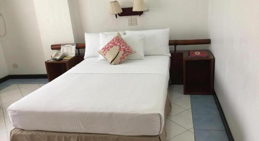 Soledad Suites Panglao-stad Buitenkant foto