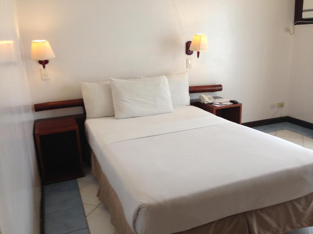 Soledad Suites Panglao-stad Buitenkant foto